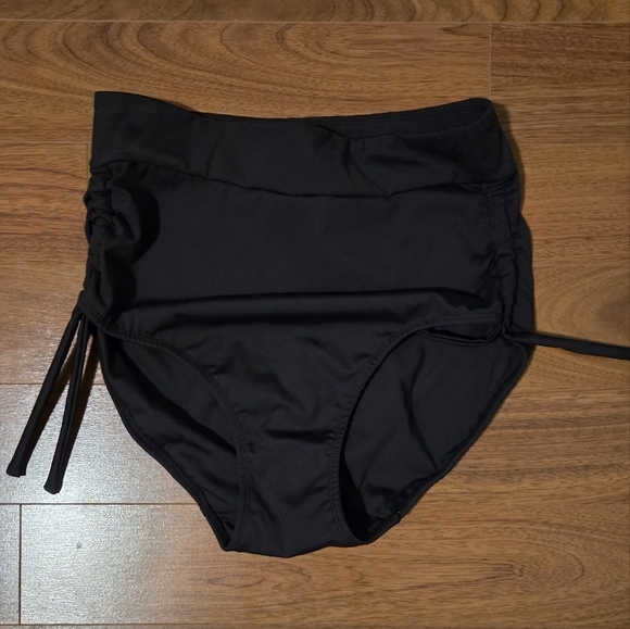 Free Label Swimsuit - Picture 3 of 4